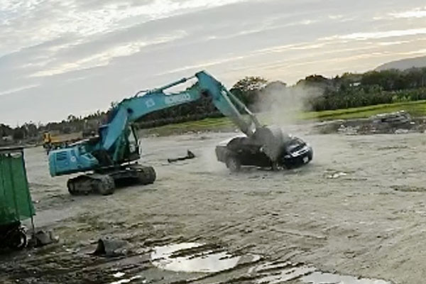 Khoảnh khắc máy xúc dùng gầu đập phá 2 ô tô con, bất chấp có người trong xe