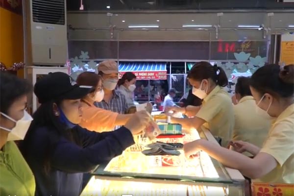 Dân ồ ạt mua vàng trước ngày vía Thần Tài vì lo giá tăng cao
