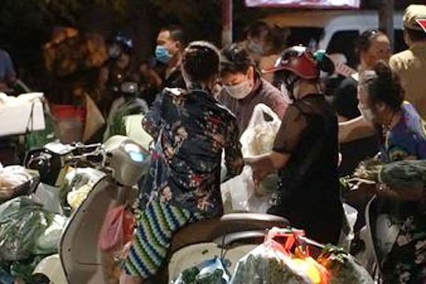 Người Hà Nội 'tránh chốt' kiểm dịch, đi chợ mua bán từ lúc 0h