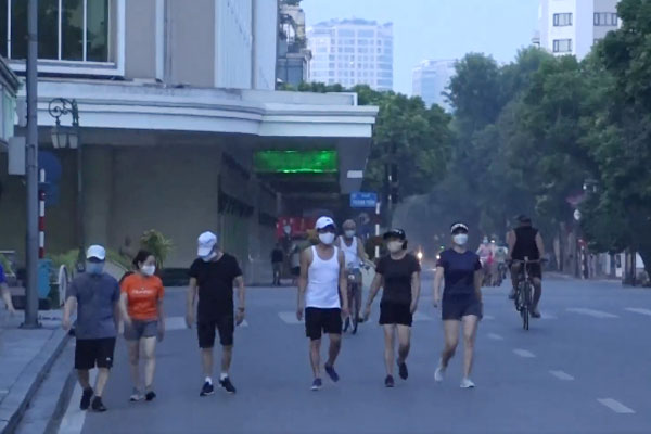 Vừa nới lỏng giãn cách, người dân đã đổ ra hồ Gươm tập thể dục