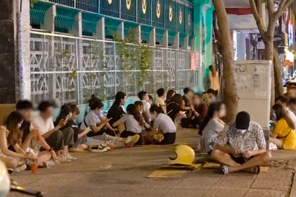 Người dân TP.HCM lơ là chấp hành 5K bất chấp ca nhiễm Covid tăng trở lại