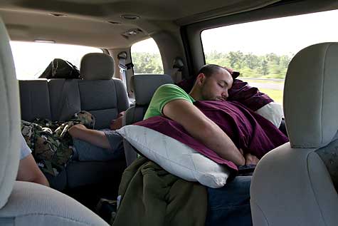 Ngủ trong xe ô tô và những cảnh báo nguy hiểm cần tránh