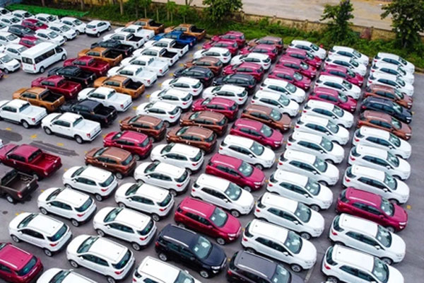 Hà Nội: Hàng nghìn xe ôtô nằm 'phơi nắng dầm mưa' thời giãn cách xã hội