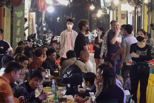 Khách đổ đến khu phố đêm Hà Nội