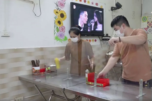 Quán phở Hà Nội thâu đêm sửa soạn, sẵn sàng đón khách tại chỗ