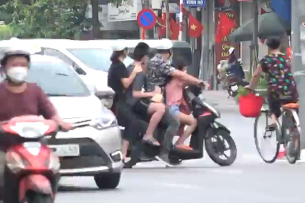 Hàng loạt phương tiện quay đầu nguy hiểm khi thấy tổ công tác đặc biệt