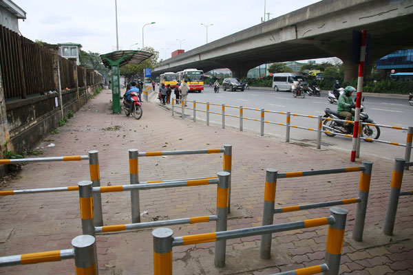 Rào chắn vỉa hè ngăn xe máy gây khó, người đi bộ