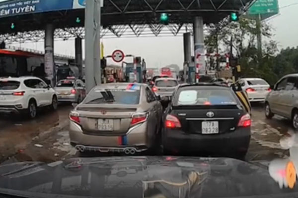 Tài xế chen ngang tại trạm thu phí đang ùn tắc khiến nhiều người ngán ngẩm