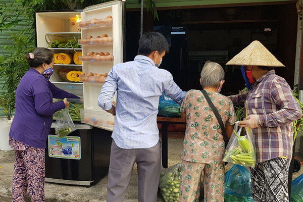 'Tủ lạnh công cộng' tặng nông sản cho người nghèo giữa mùa dịch
