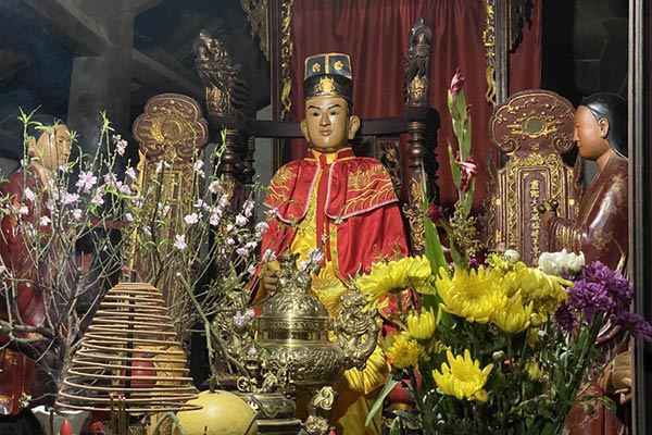 Cận cảnh bức tượng biết đứng lên, ngồi xuống trong ngôi miếu cổ