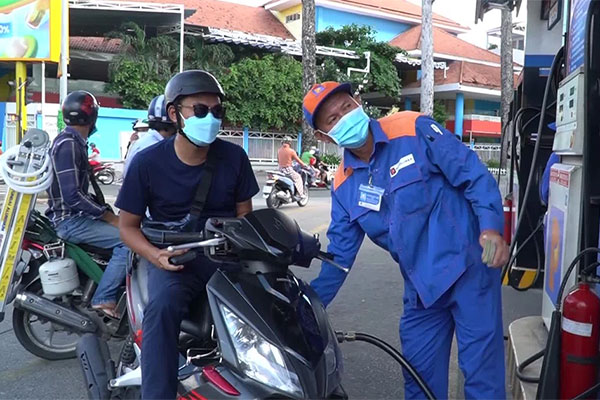 Xăng cao cấp gần 33.000 đồng/lít, người dân ngán ngẩm vì 'không có nhu cầu'