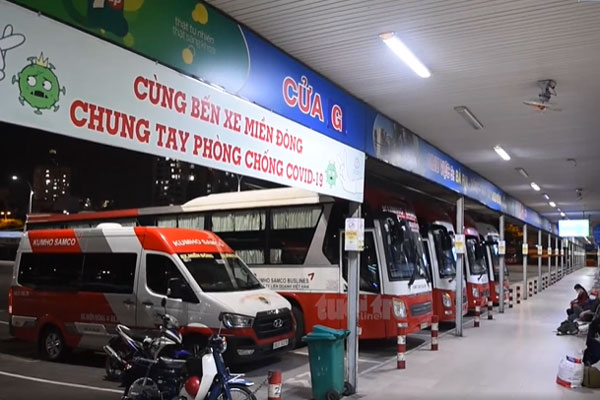 Nhiều tuyến xe, chuyến bay phải hủy do vắng khách sau khi hoạt động lại